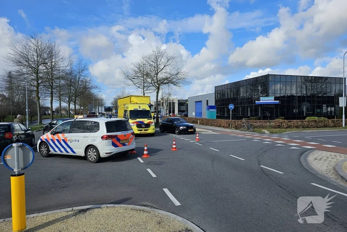 Twee personenwagens betrokken bij botsing op kruising