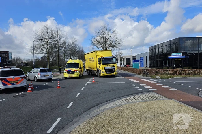 Twee personenwagens betrokken bij botsing op kruising
