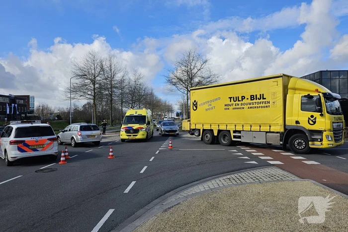 Twee personenwagens betrokken bij botsing op kruising