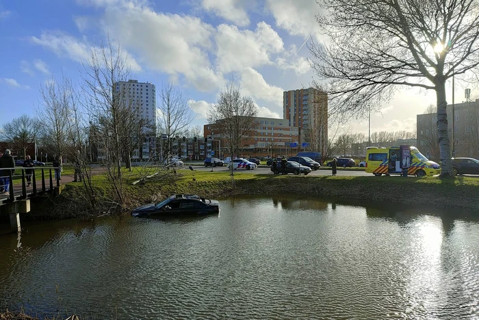 Automobilist vliegt uit bocht, ramt boom en belandt in water