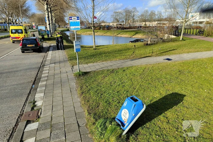 Automobilist vliegt uit bocht, ramt boom en belandt in water