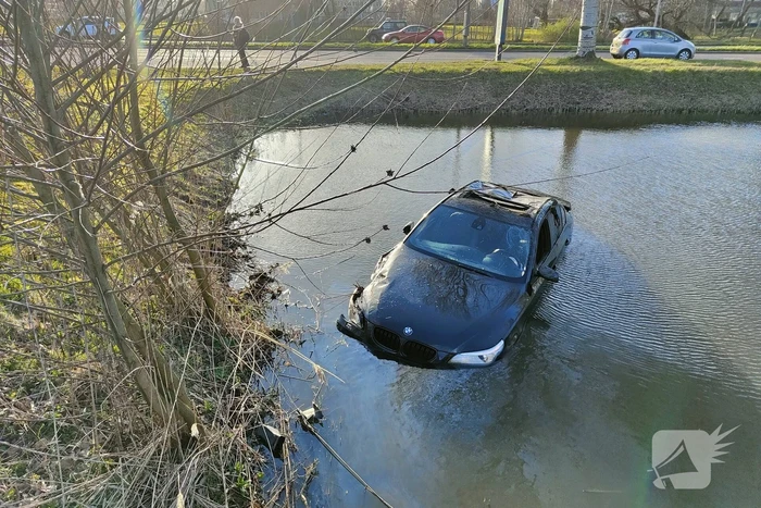 Automobilist vliegt uit bocht, ramt boom en belandt in water