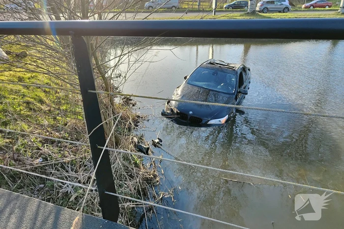 Automobilist vliegt uit bocht, ramt boom en belandt in water