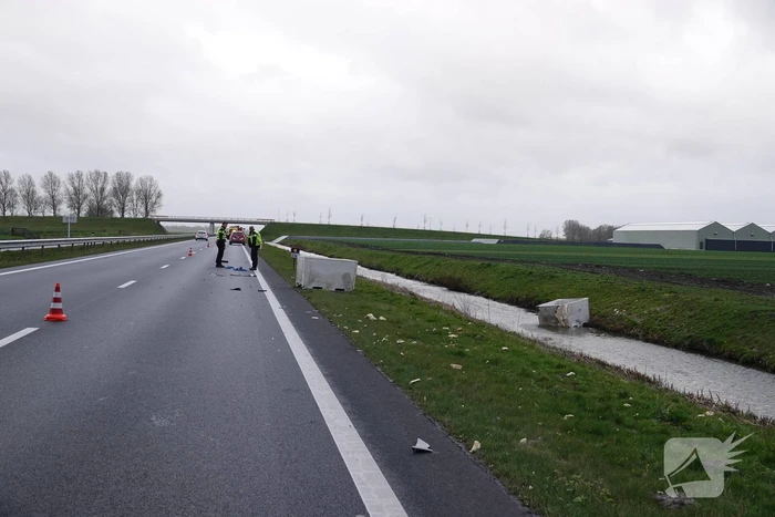 Automobilist verliest ladingen plastic kuubskisten