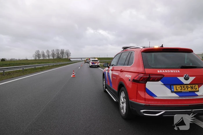 Automobilist verliest ladingen plastic kuubskisten
