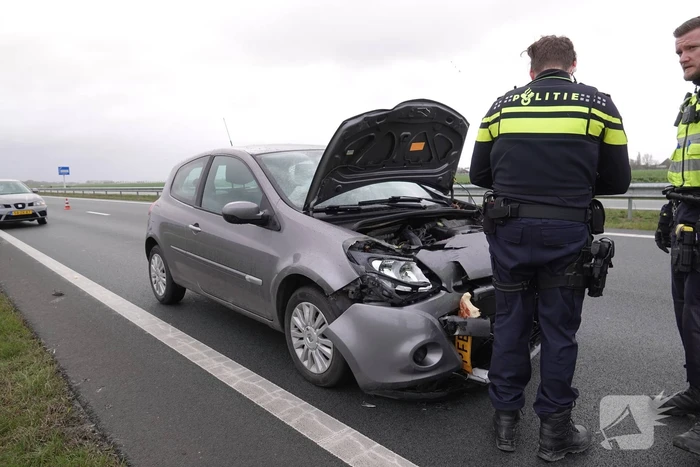 Automobilist verliest ladingen plastic kuubskisten