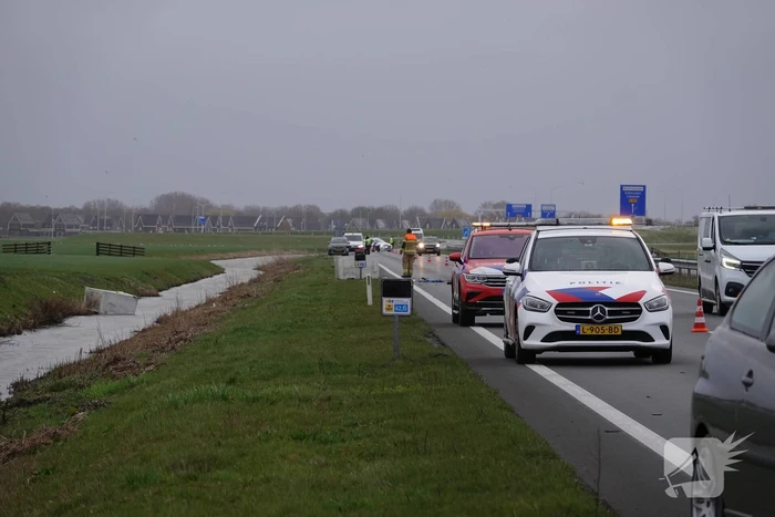 Automobilist verliest ladingen plastic kuubskisten