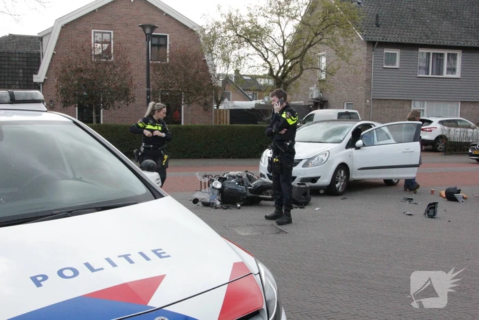Scooterrijder gewond bij harde botsing met auto