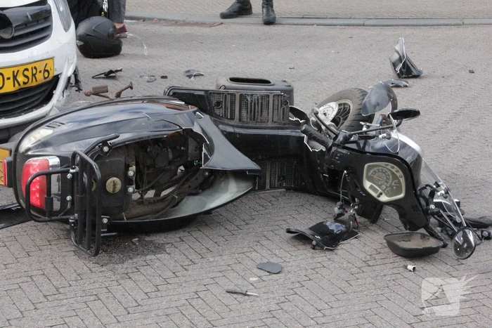 Scooterrijder gewond bij harde botsing met auto