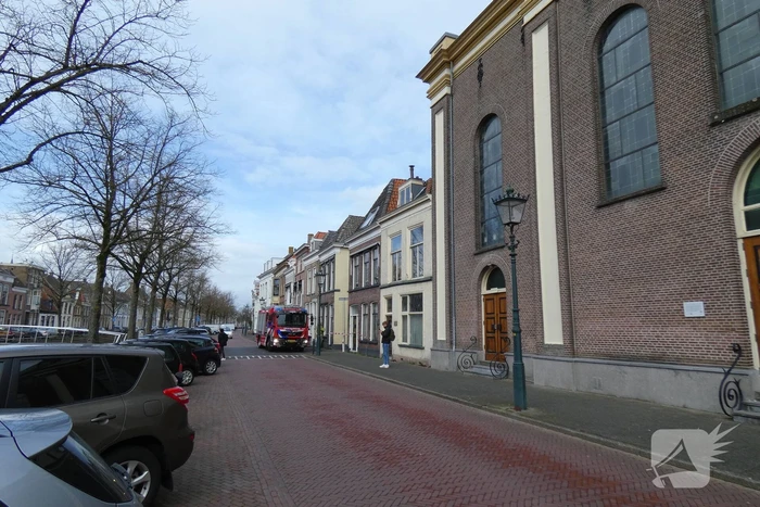 Brandweer haalt losse dakpan van woning Kampen