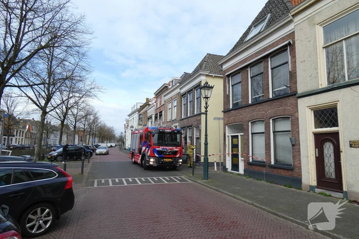 Brandweer haalt losse dakpan van woning Kampen