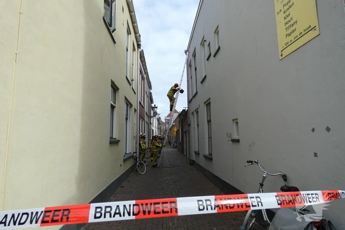 Brandweer haalt losse dakpan van woning Kampen