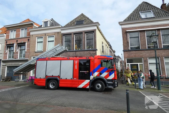 Brandweer haalt losse dakpan van woning Kampen