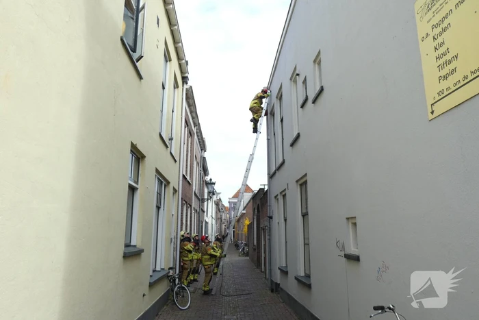 Brandweer haalt losse dakpan van woning Kampen