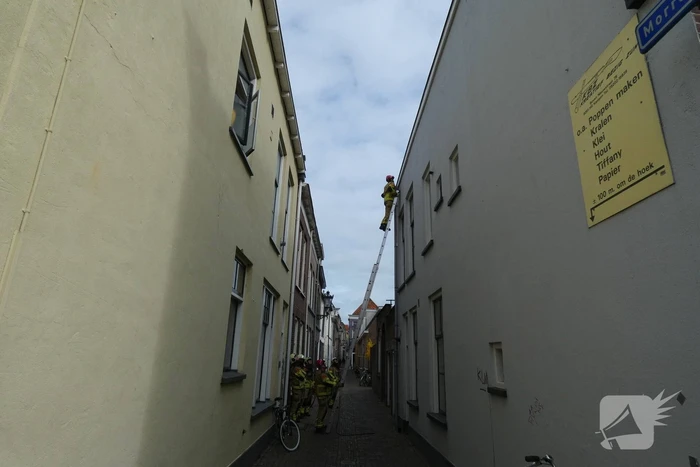 Brandweer haalt losse dakpan van woning Kampen