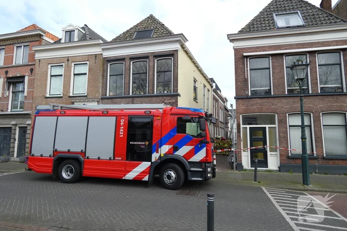 Brandweer haalt losse dakpan van woning Kampen