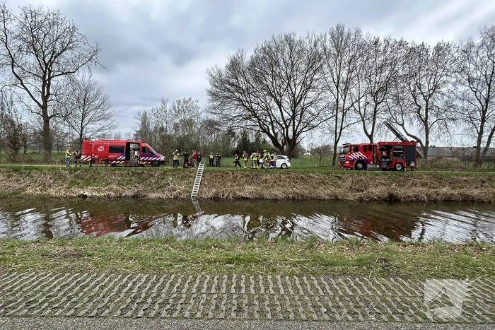 Brandweer zoekt naar persoon in water
