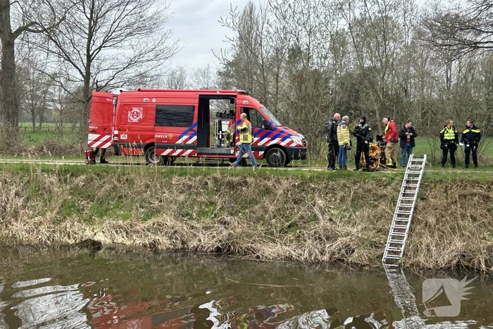 Brandweer zoekt naar persoon in water