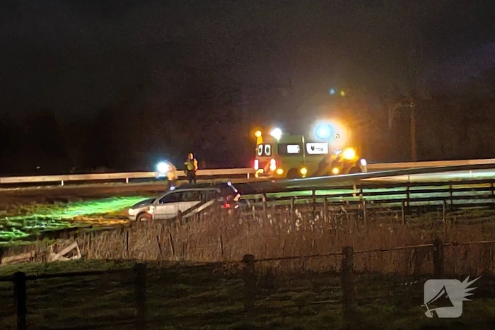 Voertuig raakt van snelweg