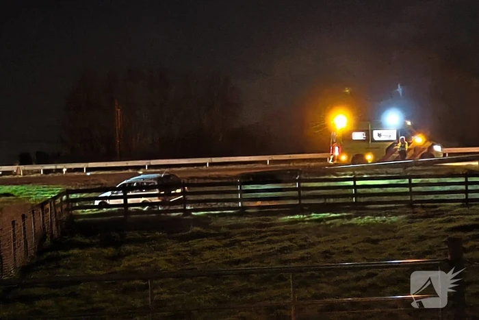 Voertuig raakt van snelweg