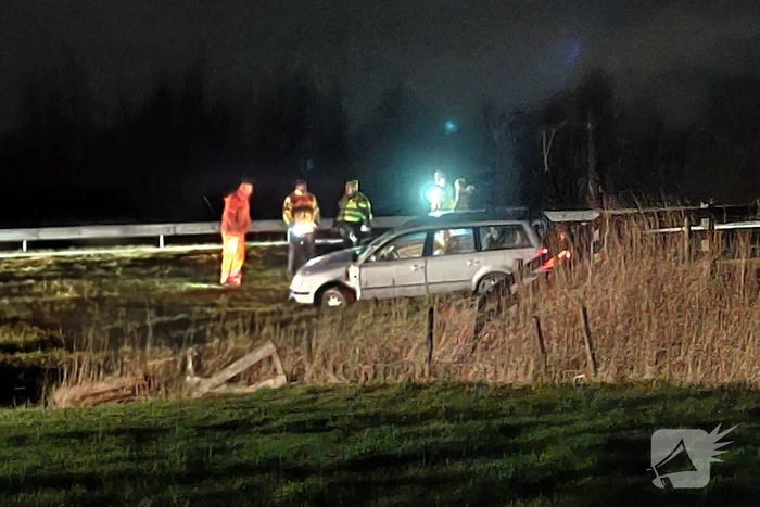 Voertuig raakt van snelweg