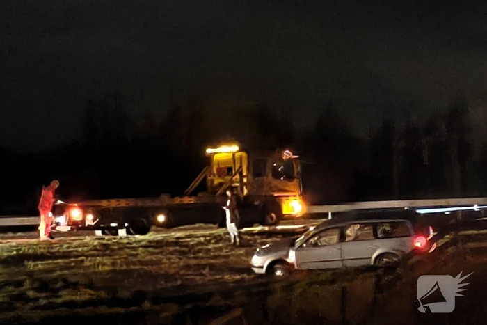 Voertuig raakt van snelweg