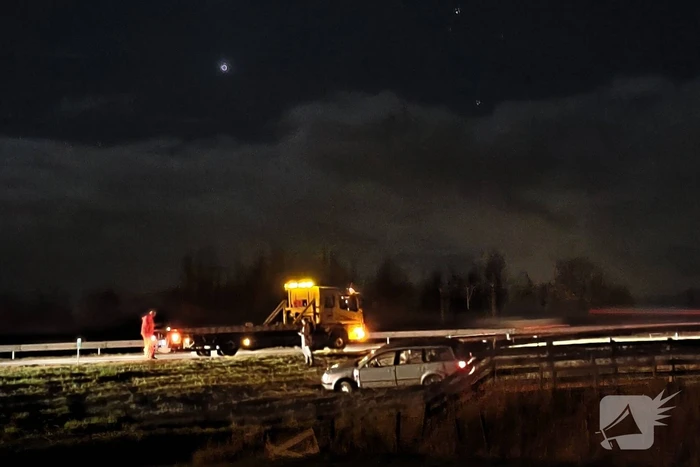 Voertuig raakt van snelweg