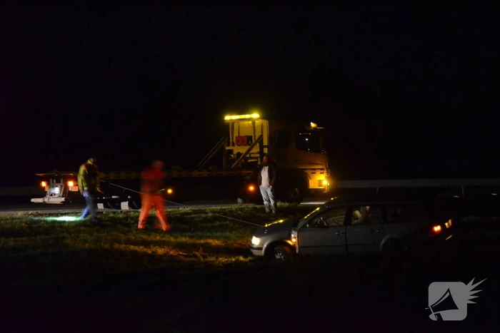 Voertuig raakt van snelweg