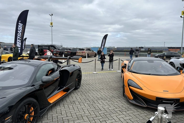 Tientallen auto's vernield op auto-evenement