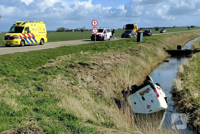 Bestelbus belandt in de sloot na botsing met auto