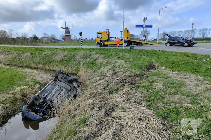 Bestelbus belandt in de sloot na botsing met auto