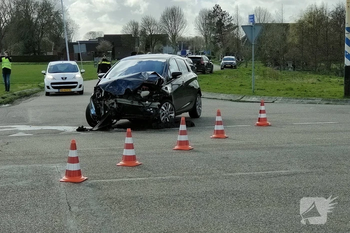 Bestelbus belandt in de sloot na botsing met auto
