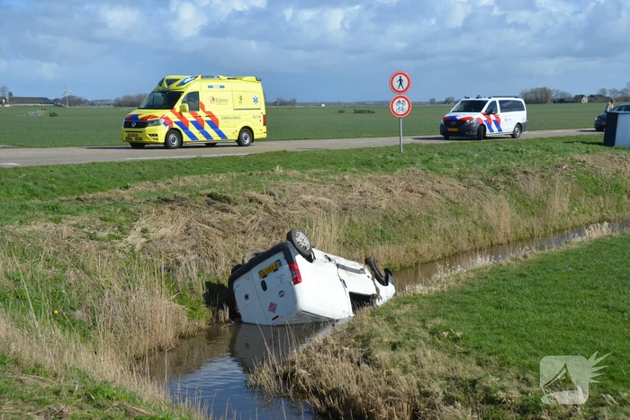 Bestelbus belandt in de sloot na botsing met auto
