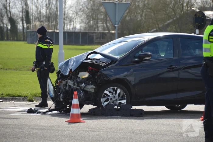 Bestelbus belandt in de sloot na botsing met auto
