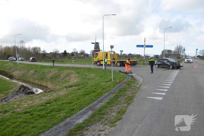 Bestelbus belandt in de sloot na botsing met auto