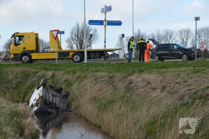 Bestelbus belandt in de sloot na botsing met auto