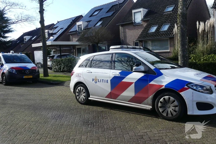 Overleden man aangetroffen in woning, politie start onderzoek