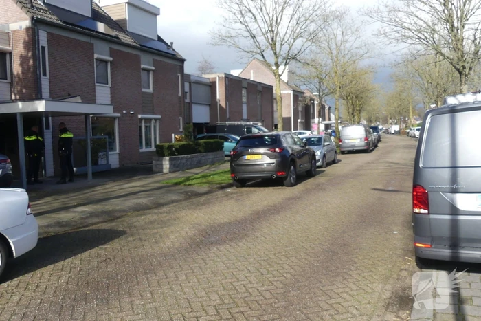 Overleden man aangetroffen in woning, politie start onderzoek
