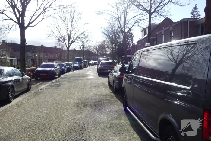 Overleden man aangetroffen in woning, politie start onderzoek