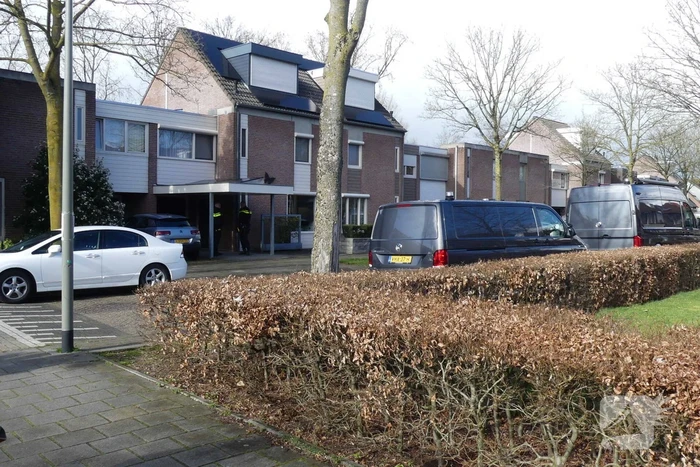 Overleden man aangetroffen in woning, politie start onderzoek