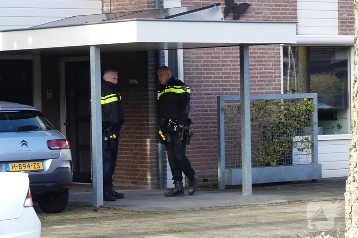 Overleden man aangetroffen in woning, politie start onderzoek