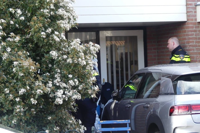 Overleden man aangetroffen in woning, politie start onderzoek