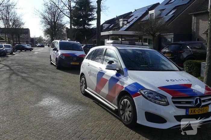 Overleden man aangetroffen in woning, politie start onderzoek