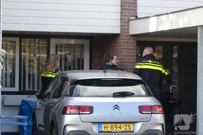 Overleden man aangetroffen in woning, politie start onderzoek