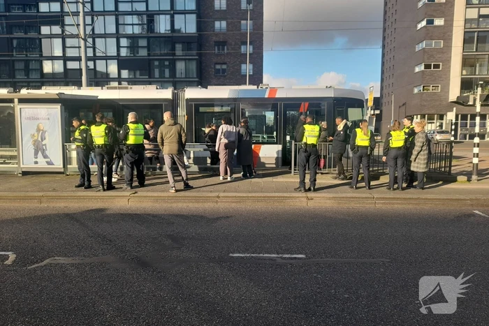 Tramverkeer richting Kuip plat door lastige reiziger en kapotte tram