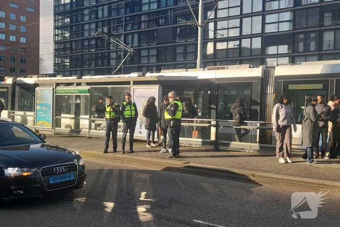 Tramverkeer richting Kuip plat door lastige reiziger en kapotte tram