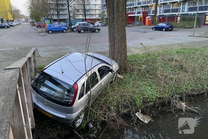 Auto vast tussen boom en brug, inzittenden slaan op de vlucht