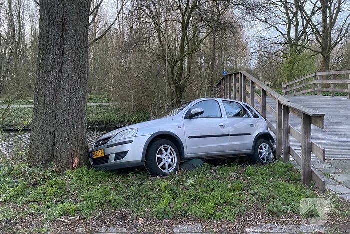 Auto vast tussen boom en brug, inzittenden slaan op de vlucht