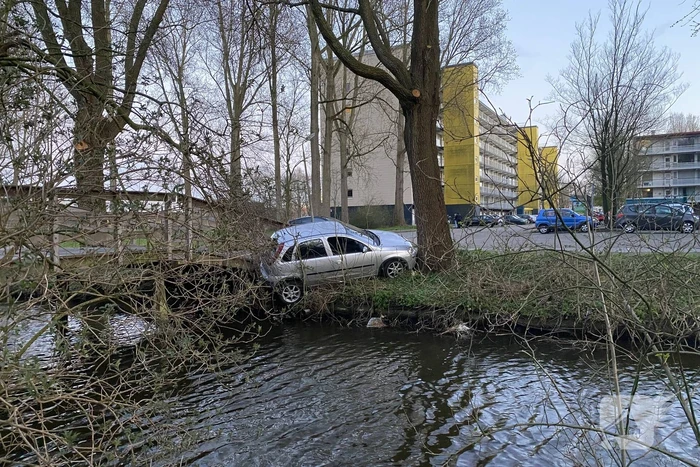Auto vast tussen boom en brug, inzittenden slaan op de vlucht