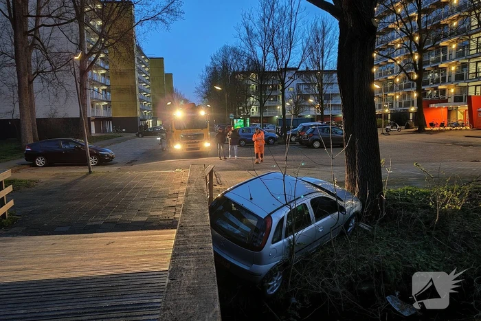 Auto vast tussen boom en brug, inzittenden slaan op de vlucht